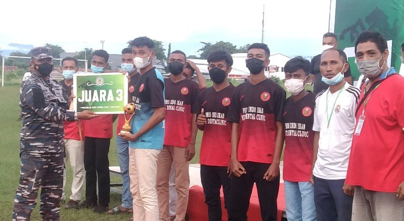 Kolonel Laut (P) Dwi Yoga Pariyadi, M.Tr. Hanla.,M.M.,CTMP, ketika menyerahkan Tropi Juara 3 kepada Tim Rajawali dalam Turnamen Askab Sikka I