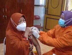 BINDA Jatim Dan Dinas Kesehatan Adakan Percepatan Vaksinasi Jenis 1,2,Dan 3 (Boster) di Pendopo Balai Desa Kebaron - Tulangan