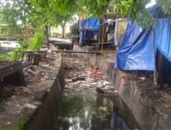 Banyak Timbunan Sampah Plastik Disungai Kanal Desa Gedang Pasar Porong Baru