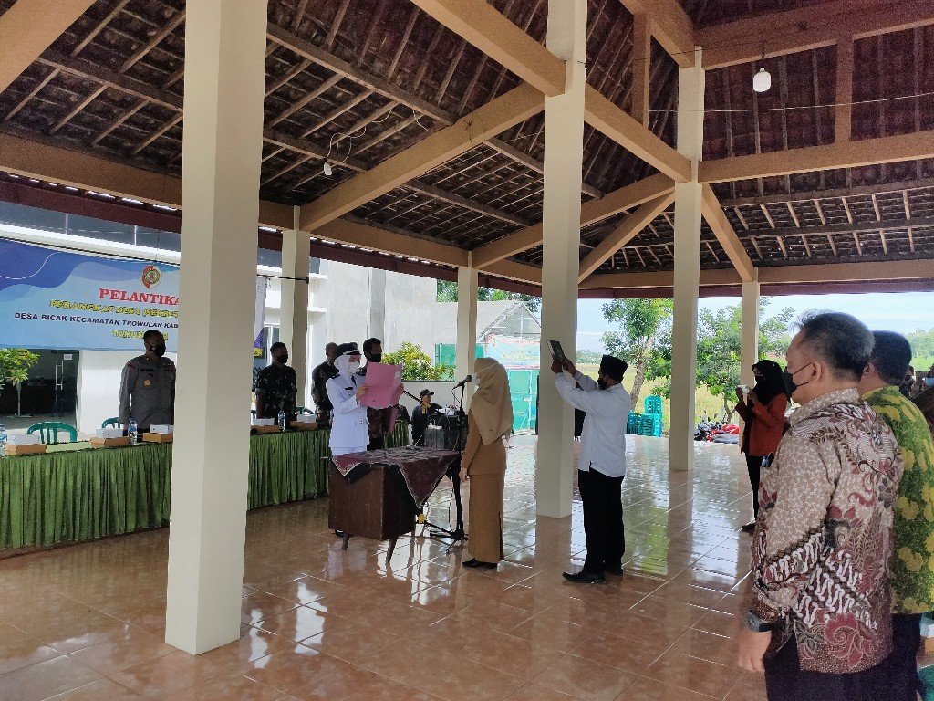 Dini Winantasari Resmi Dilantik Menjadi Sekdes Bicak