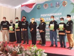Khofifah Serahkan SK Kehutanan Sosial di Wana Wisata Air Panas Mojokerto