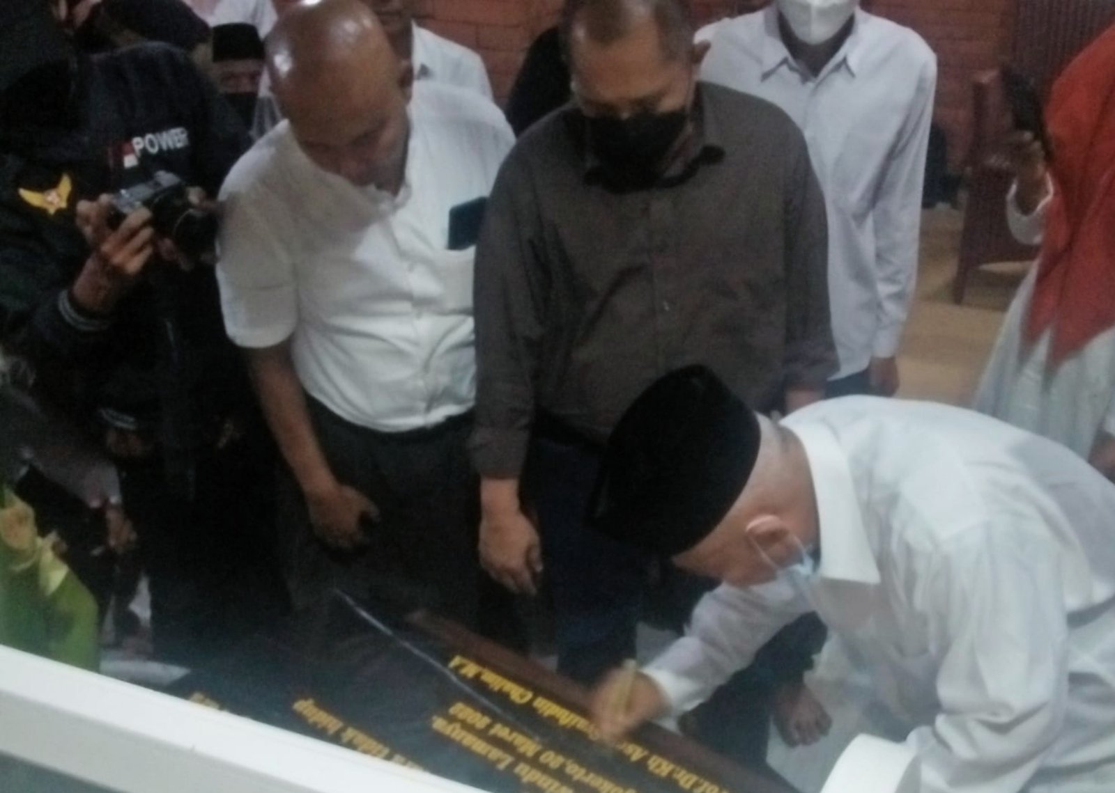 KH. Asep Tandatangani Prasasti Lahirnya Harimau Mojokerto Nusantara