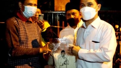 Kunjungi Korban Kebakaran Dinoyo, Gus Barra Beri Bantuan Beras dan Uang 