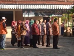 Camat Wonoayu Beri Penghargaan Kepada Pegawai ASN Dan Non ASN Usai Pimpin Apel