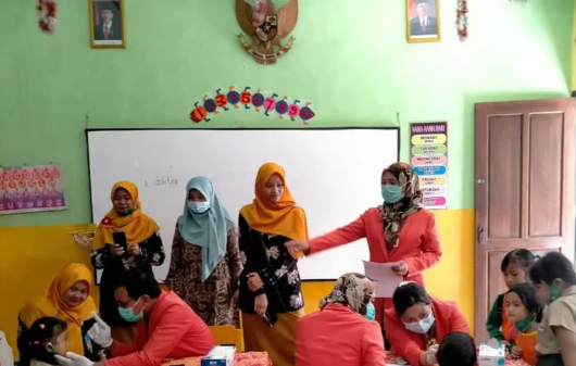 IIK Perhutani Mojokerto Gandeng Puskesmas Ngimbang Beri Pemeriksaan Gratis TK Tunas Rimba Kambangan di Lamongan
