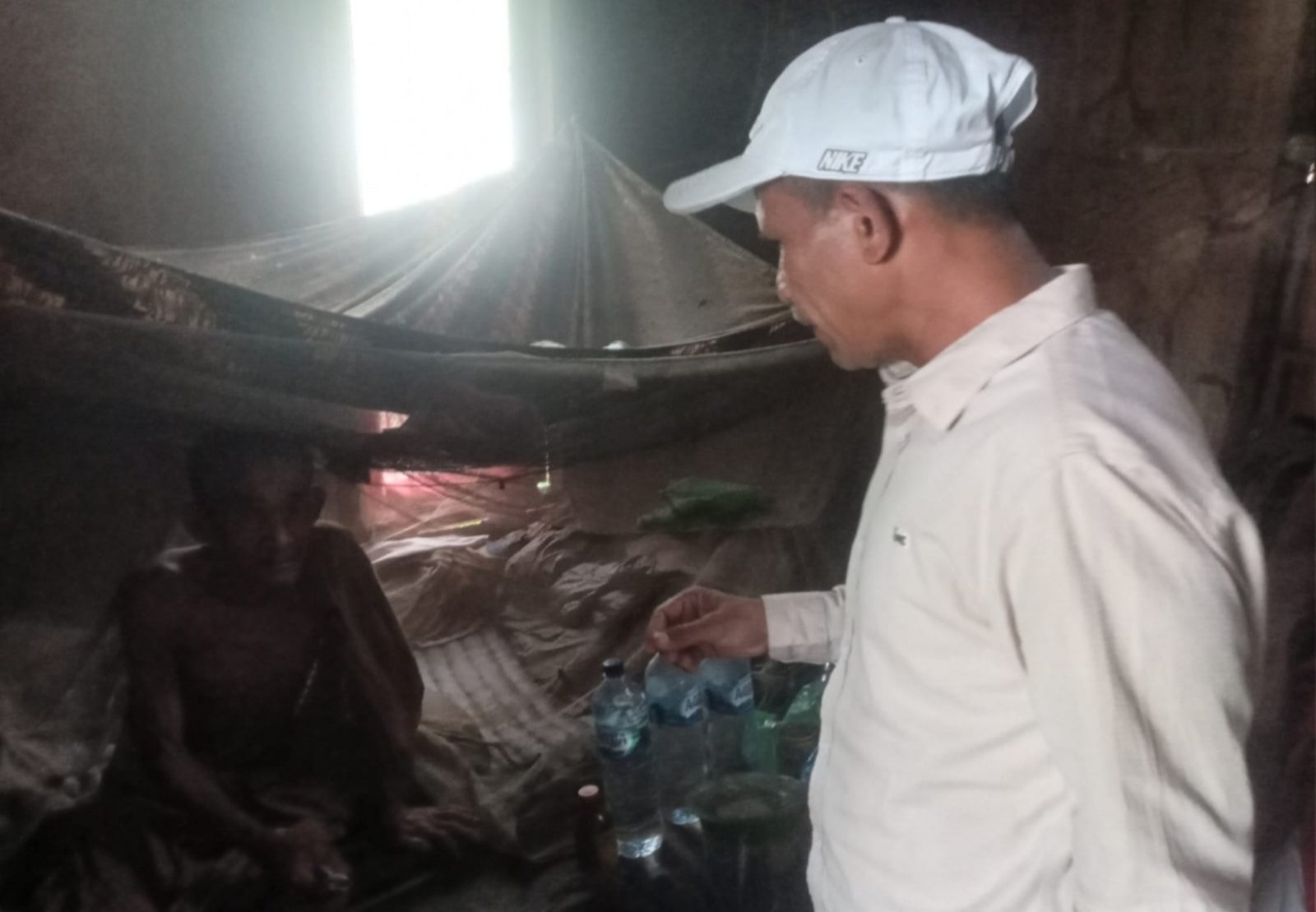 Sosok Ketua Komisi IV DPRK Aceh Timur Yahya Ys Kunjungi Lansia yang Sakit