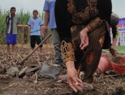 Ning Lurah Brangkal Letakkan Batu Pertama Pembangunan Gedung Kantor Desa Brangkal