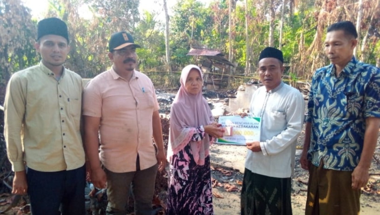 BMK Aceh Timur Salurkan Bantuan Kepada Korban Rumah Terbakar