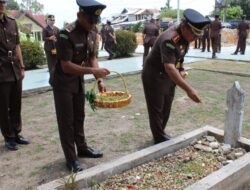 Kejaksaan Negeri Aceh Timur Ziarah Makam Pahlawan Dalam Rangka Hari Bhakti Adyaksa Ke 62 Dan Hut IAD ke XXII Tahun 2022