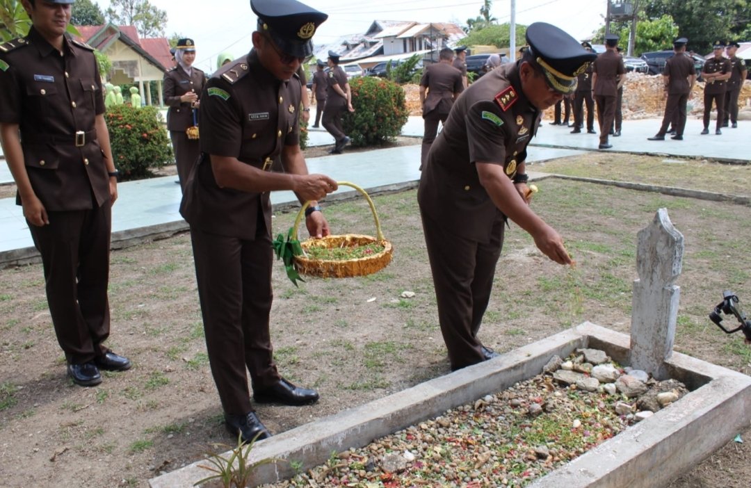 Kejaksaan Negeri Aceh Timur Ziarah Makam Pahlawan Dalam Rangka Hari Bhakti Adyaksa Ke 62 Dan Hut IAD ke XXII Tahun 2022