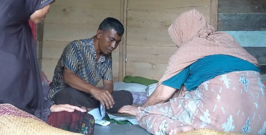 Nek Rohani, Warga Desa Gampong Buket Kuta Aceh Timur Butuh Bantuan Kursi Roda
