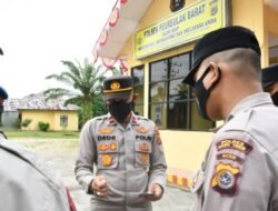 Usai Apel Pagi, Kapolsek Peureulak Barat Melakukan Pengecekan Sikap Tampang dan Kelengkapan Administrasi Anggota