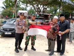 Kapolsek Peureulak Barat Bersama Muspika Bagikan Bendera Merah Putih