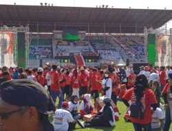 Dua Setengah Tahun Setelah Pandemi Covid, Joko Widodo Temu Kangen Dengan Relawan Sapulidi Di Gelora 10 November – Surabaya