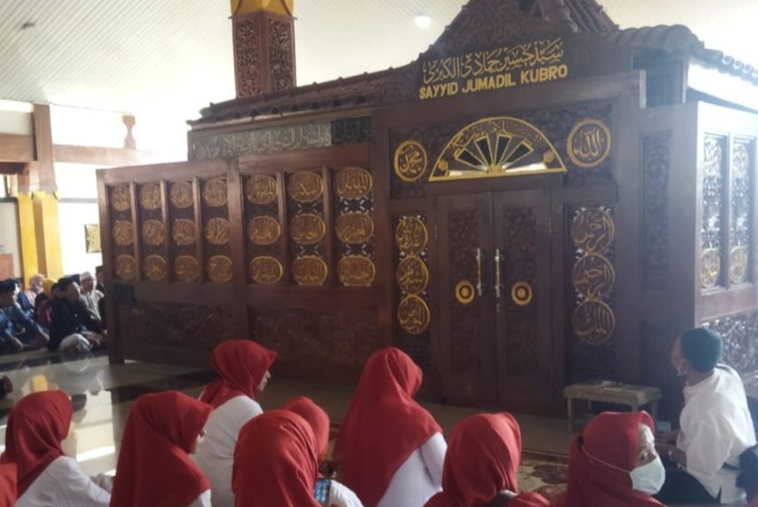 Alumni 83 SMP Bhayangkari Pusdik Brimob Porong Berdoa di Makam Para Wali Allah