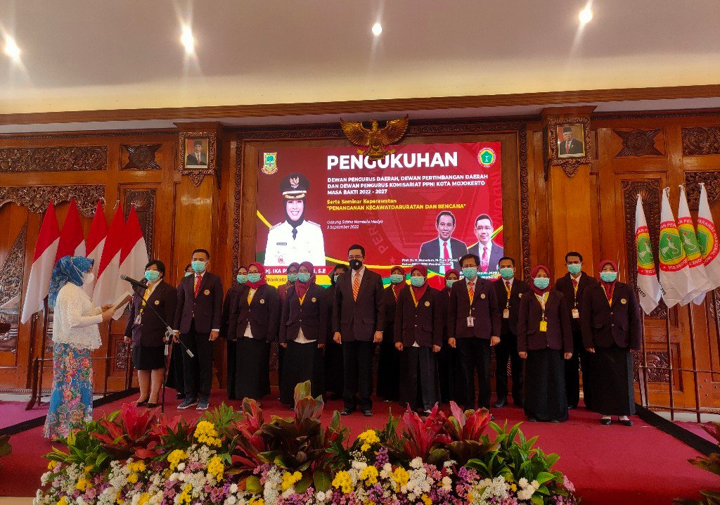 Ning Ita Kukuhkan DPD dan DPK PPNI Kota Mojokerto Periode 2022-2027