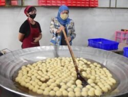 Gubernur Khofifah dan Wali Kota Banjarmasin Kagum dengan Onde-onde Kota Mojokerto