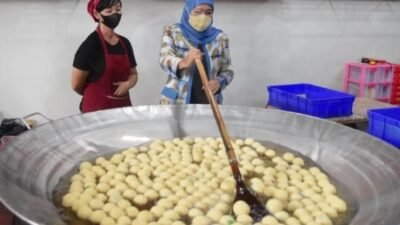 Gubernur Khofifah dan Wali Kota Banjarmasin Kagum dengan Onde-onde Kota Mojokerto