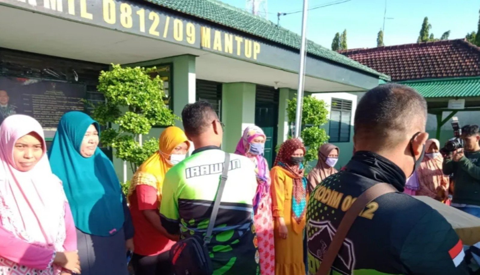 Perhutani Bersama Kodim 0812 Lamongan Trabas Alas Dan Bagikan Sembako Kepada Warga