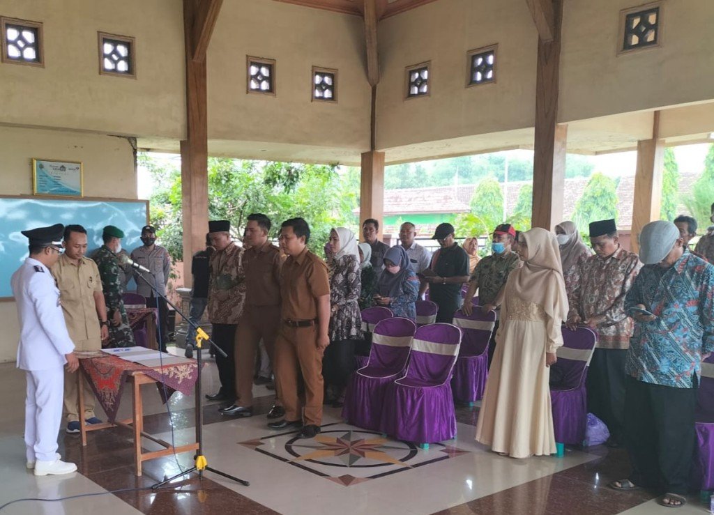 Kades Mojoranu Melantik Sekdes dan Kasi Pelayanan