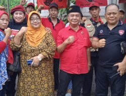 Anggota DPR RI Komisi XI Indah Kurnia Bersama Yayasan Yayuk Edi – Peduli Bagikan Paket Sembako – Nasi Kotak Dan Perlengkapan Tidur Ke Warga Terdampak Angin Puting Beliung