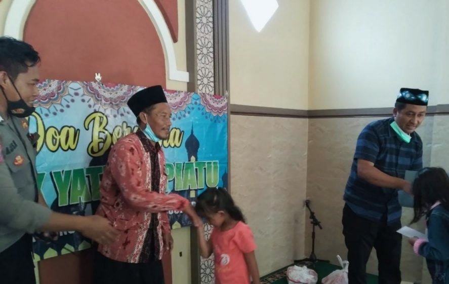 Pakai Dana Pribadi, Polsek Pungging Beri Santunan Anak Yatim Piatu dan Janda