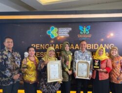 Bupati Mojokerto Terima Dua Penghargaan Bidang Kesehatan Lingkungan HKN 2022