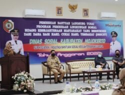 Bupati Ikfina Serahkan BLT DBHCHT di MPS Gondang