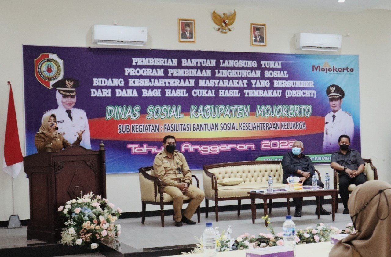 Bupati Ikfina Serahkan BLT DBHCHT di MPS Gondang