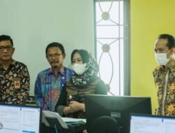 Ning Ita Tinjau Pelaksanaan CAT-UNBK di SMKN 1 Kota Mojokerto