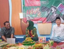 Kado HPN 2023, Wartawan Mojokerto Potong Tumpeng