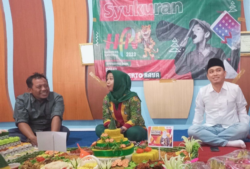 Kado HPN 2023, Wartawan Mojokerto Potong Tumpeng