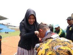 Tutup Bupati Mojokerto Cup 2023, Bupati Ikfina Serahkan Piala U-10 dan U-12
