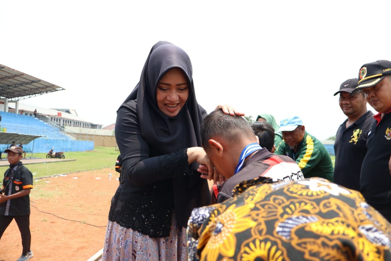 Tutup Bupati Mojokerto Cup 2023, Bupati Ikfina Serahkan Piala U-10 dan U-12