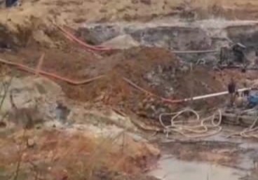 Diduga Ilegal, Pesisir Pantai Penganak Desa Air Gantang Dihajar Penambang Timah