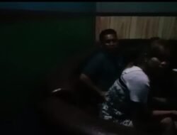 Video – Hidup Mewah Kades Batonam Halsel, Pesta Miras di Cafe Bersama Purel