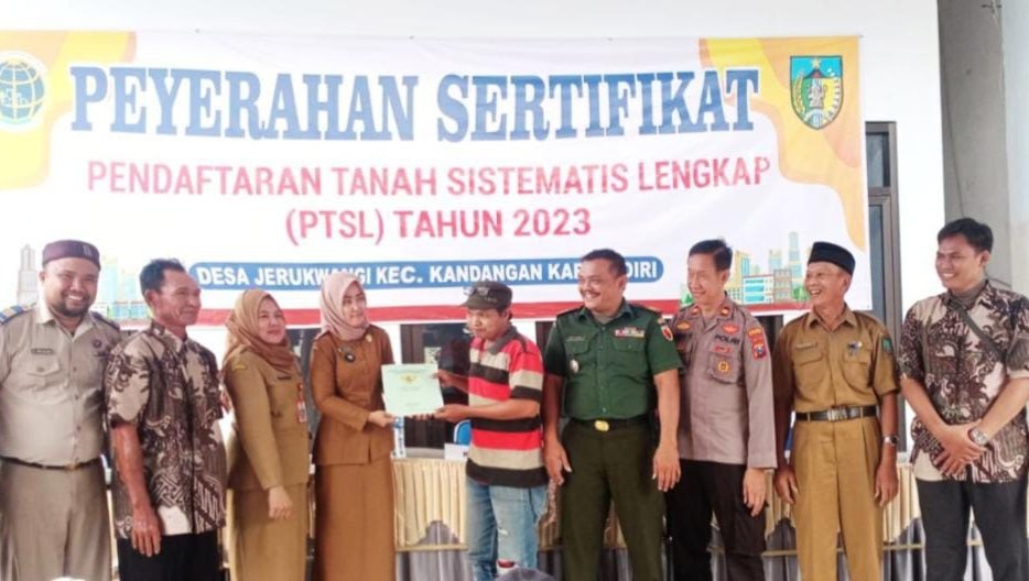 Kepala Desa Jerukwangi Sukses Wujudkan Misinya, BPN Kediri Serahkan 640 Sertifikat PTSL