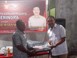 Sugiyanto Beri Bantuan Tenda untuk Pemakaman Warga Gunung Anyar Kota Mojokerto