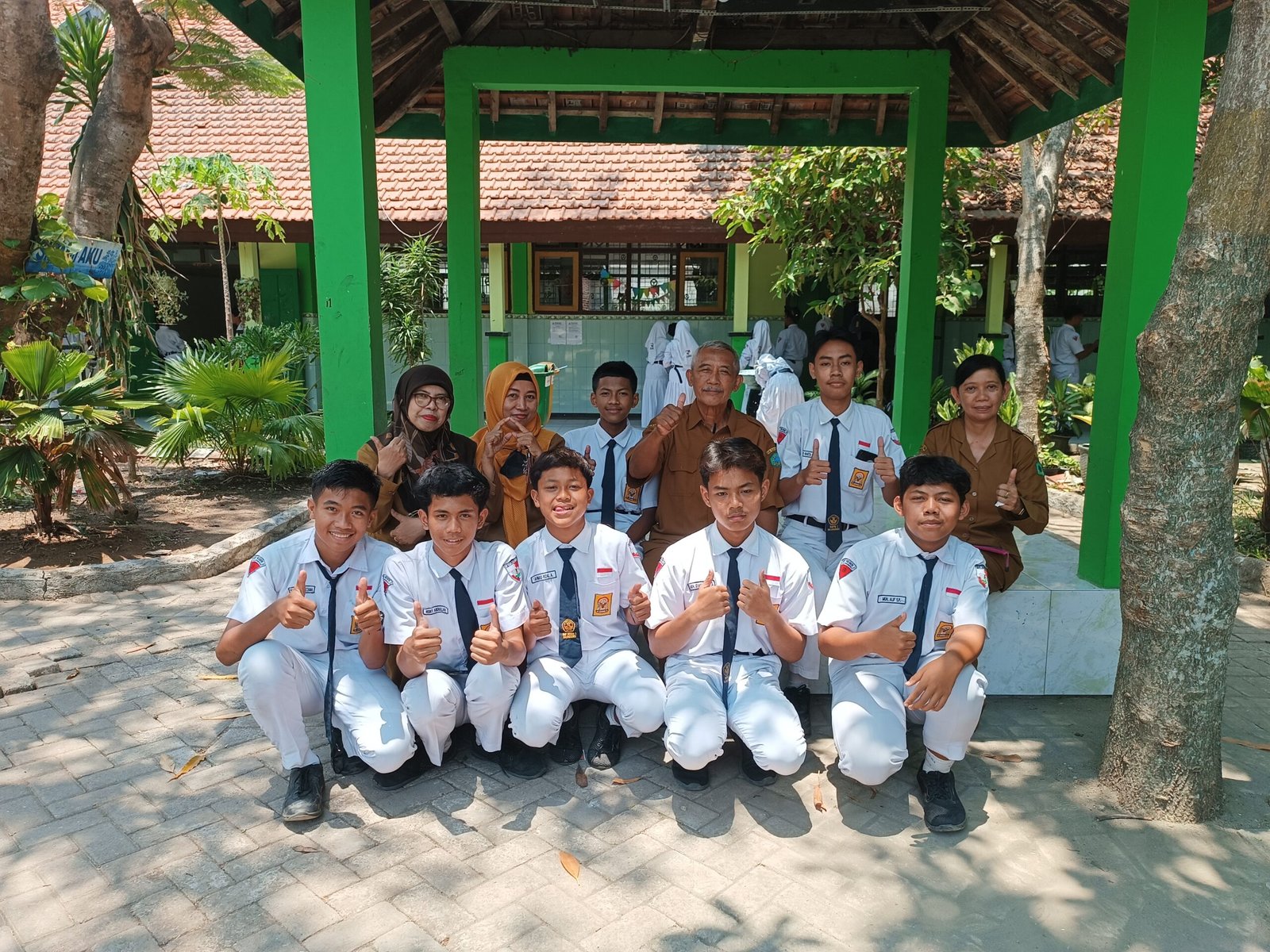Team Green School di SMPN 2 Balongbendo Sidoarjo