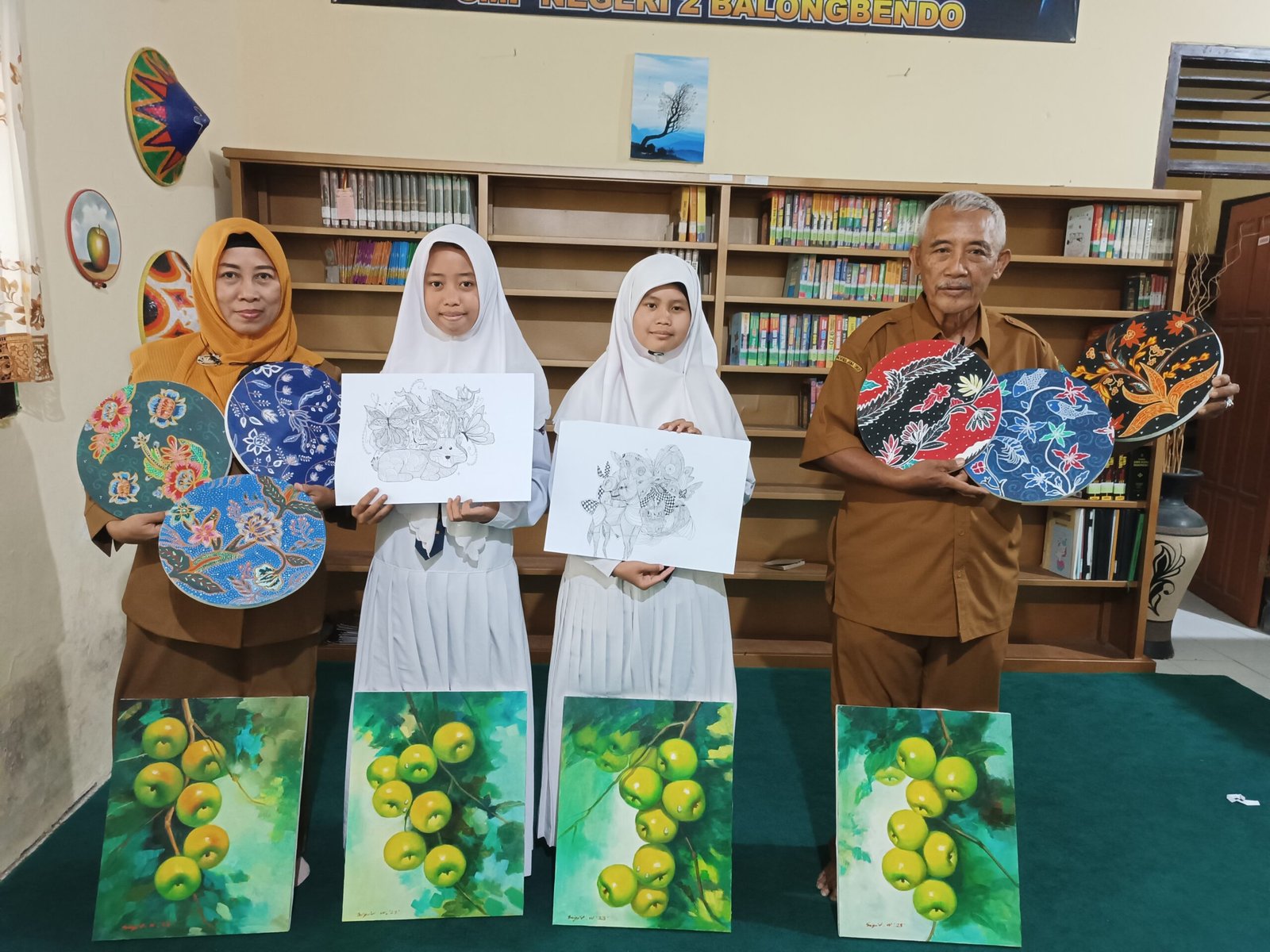 Guru Seni Rupa Drs. Sigit Widiyanto Bersama Dengan Muridnya Yang Berbakat Menggambar/ Melukis