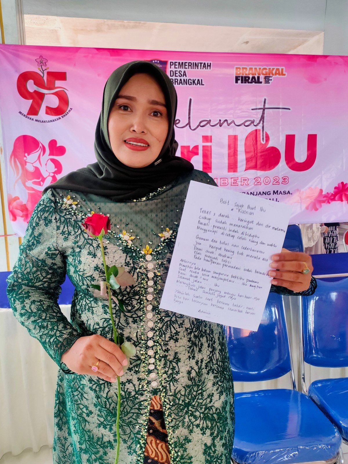 Peringati Hari Ibu, Kades Brangkal Bacakan Puisi, Beri Hadiah dan Jelaskan Sejarah Hari Ibu