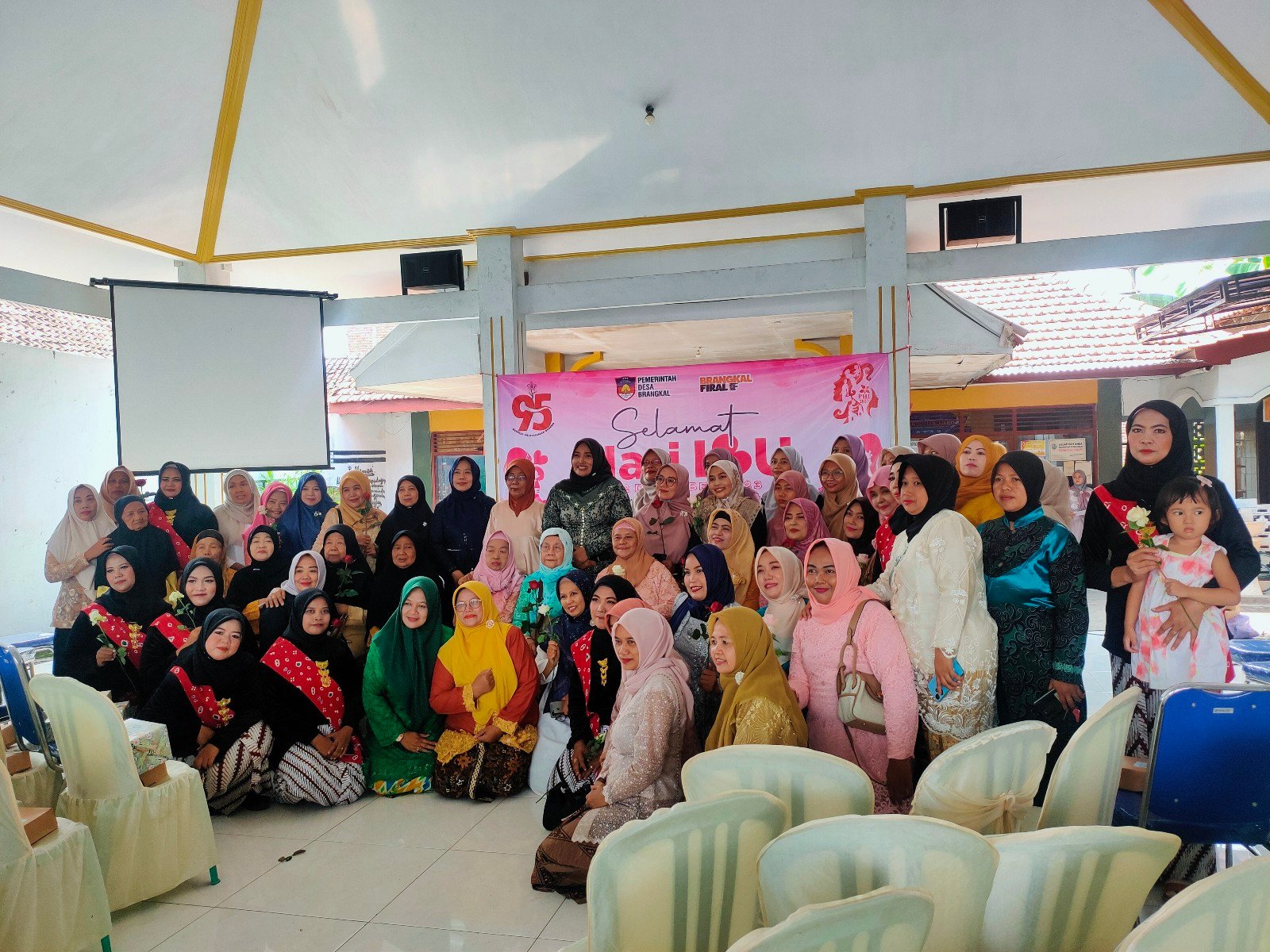 Peringati Hari Ibu, Kades Brangkal Bacakan Puisi, Beri Hadiah dan Jelaskan Sejarah Hari Ibu