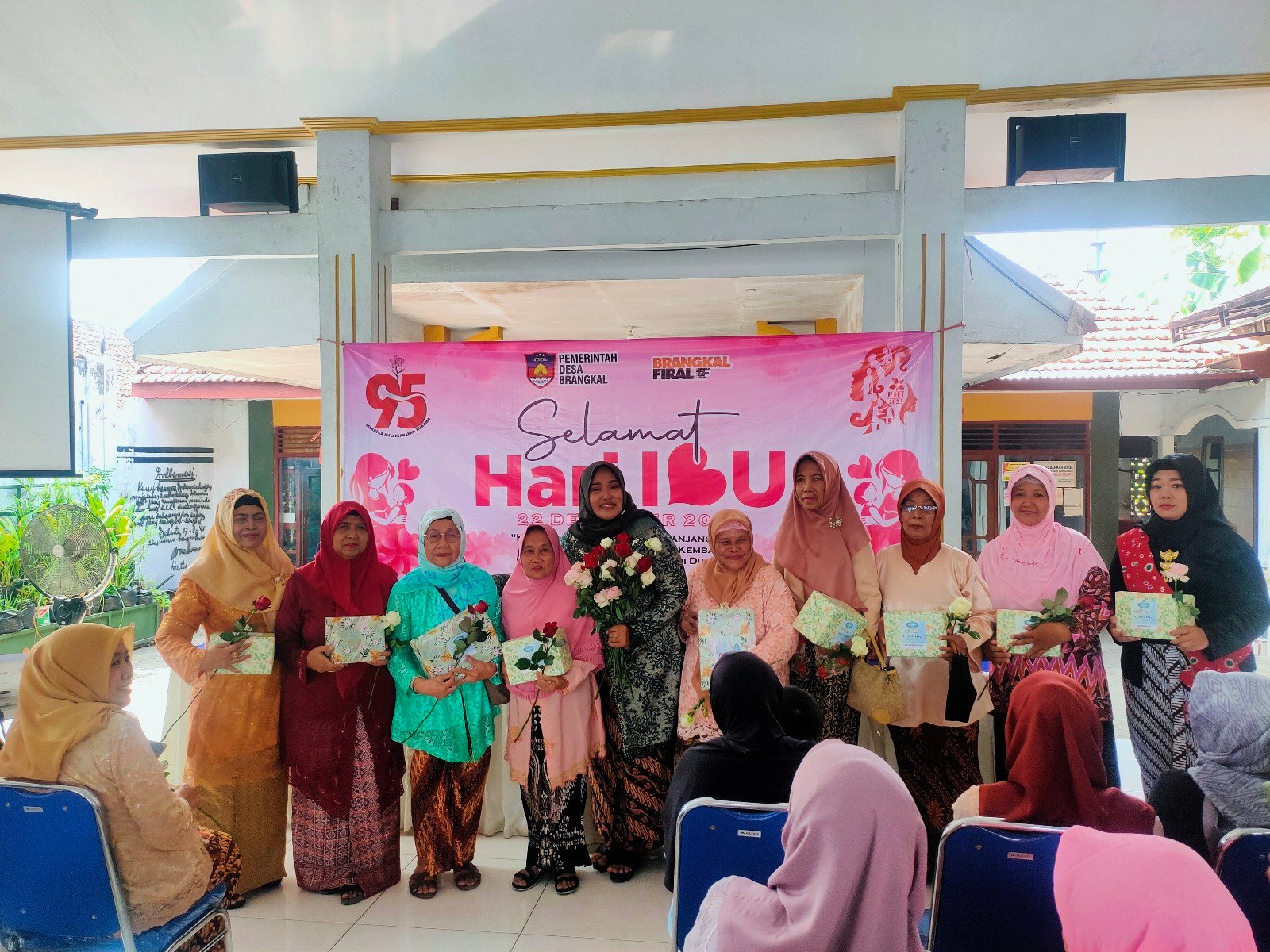 Peringati Hari Ibu, Kades Brangkal Bacakan Puisi, Beri Hadiah dan Jelaskan Sejarah Hari Ibu