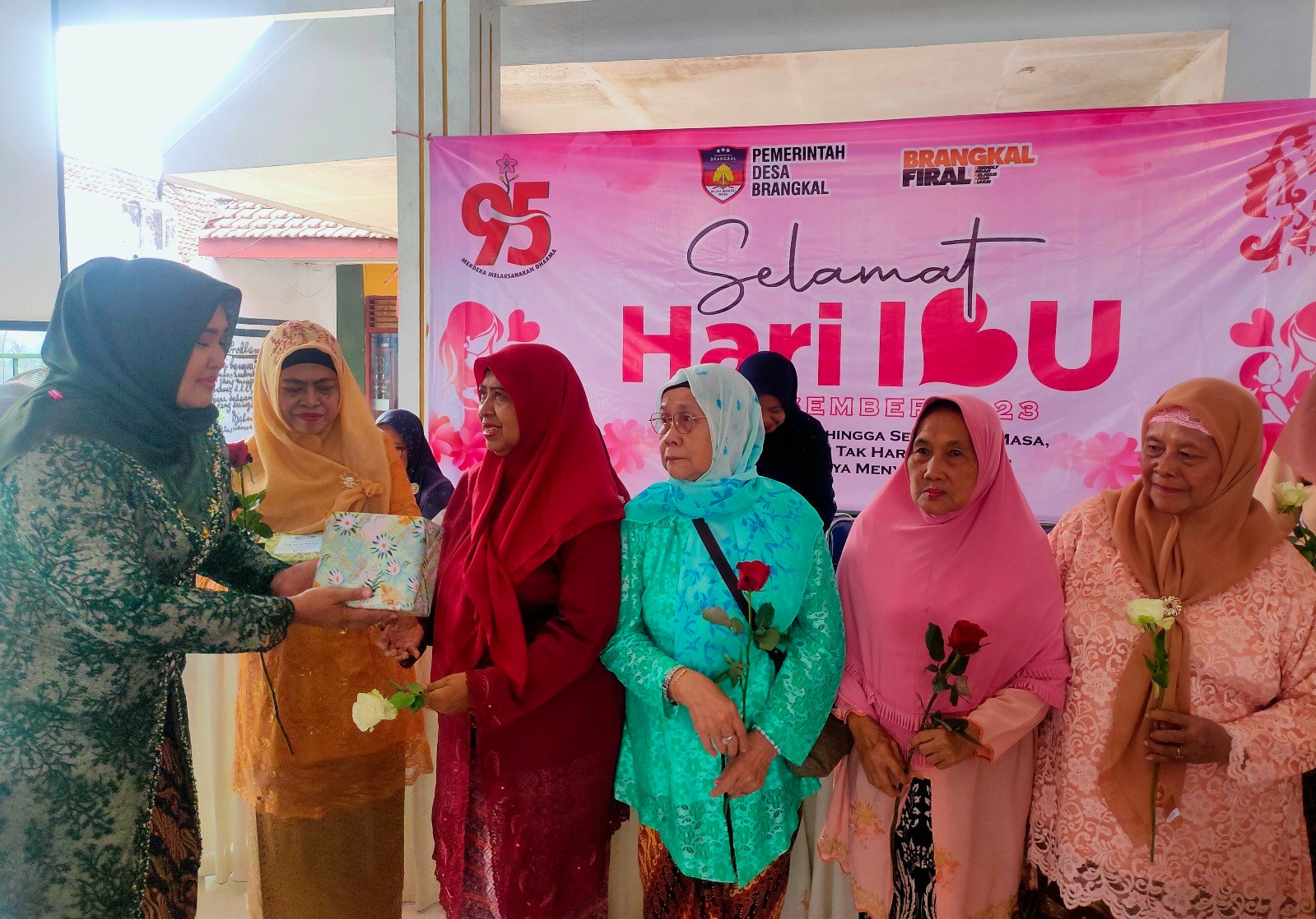 Peringati Hari Ibu, Kades Brangkal Bacakan Puisi, Beri Hadiah dan Jelaskan Sejarah Hari Ibu