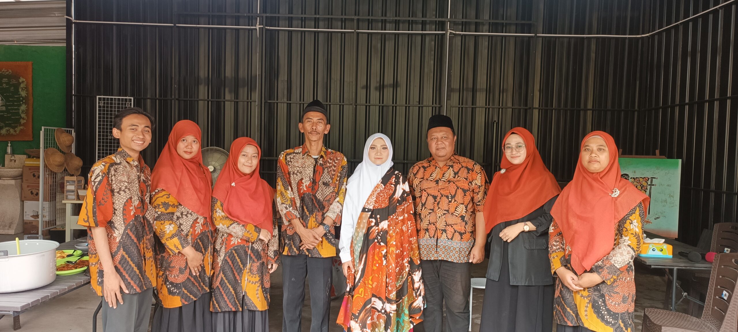 Kepala Sekolah MTs. Huliyyatul Ilmi Alik Widyana, S. T., Bersama Dengan Dewan Guru