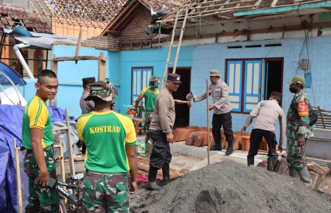 Sinergitas Polres Bondowoso bersama TNI Bantu Warga Terdampak Puting Beliung