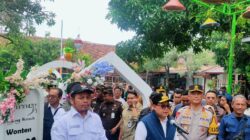 Plh Gubernur Jatim Didampingi Pj Wali Kota Mojokerto Tinjau TPS 02 Kelurahan Sentanan yang Bertemakan Toleransi