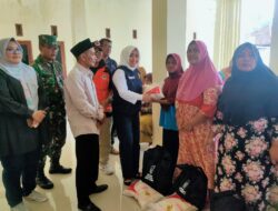 Bupati Ikfina Salurkan Bantuan Pangan CPPD ke Desa Sumolawang