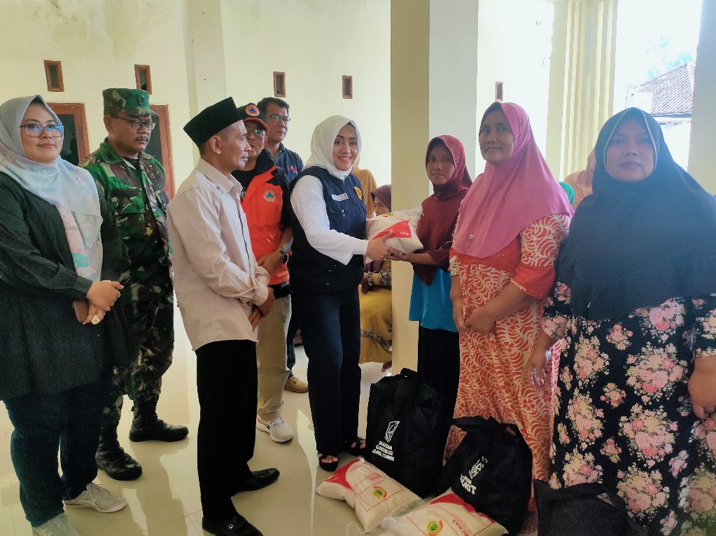 Bupati Ikfina Salurkan Bantuan Pangan CPPD ke Desa Sumolawang