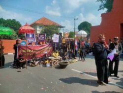 Kritisi Bupati Ikfina, Sakarsa Tunggal Wilwatikta Gelar Demo Santun